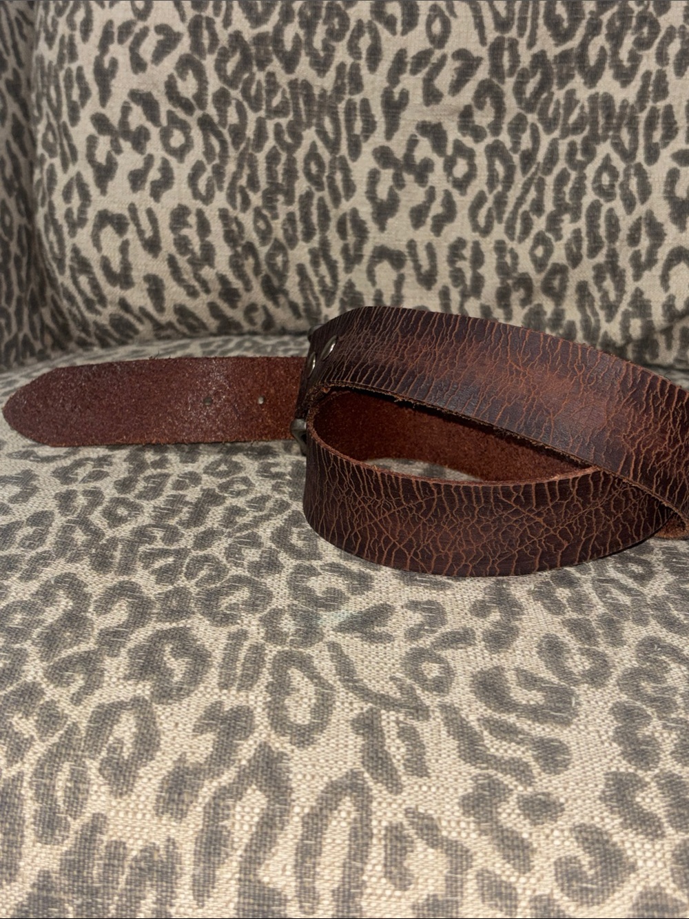 Distressed textured thick leather belt lived in grunge dark brown silver buckle - Picture 3 of 11